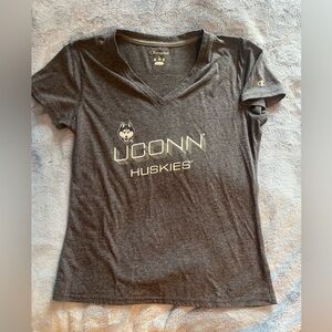 UConn Huskies V-Neck Champion T-shirt, Large